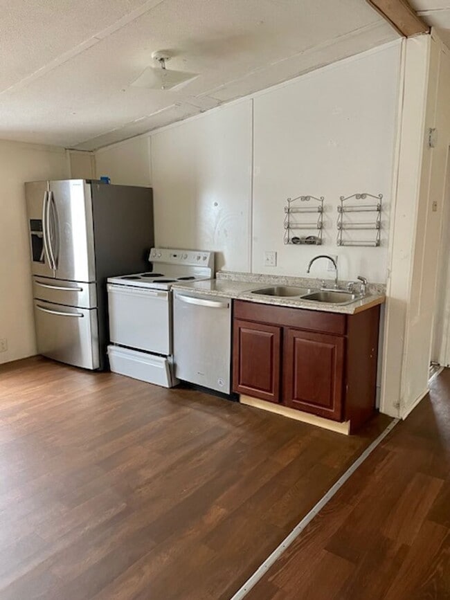 Building Photo - Near Bleeker Junction