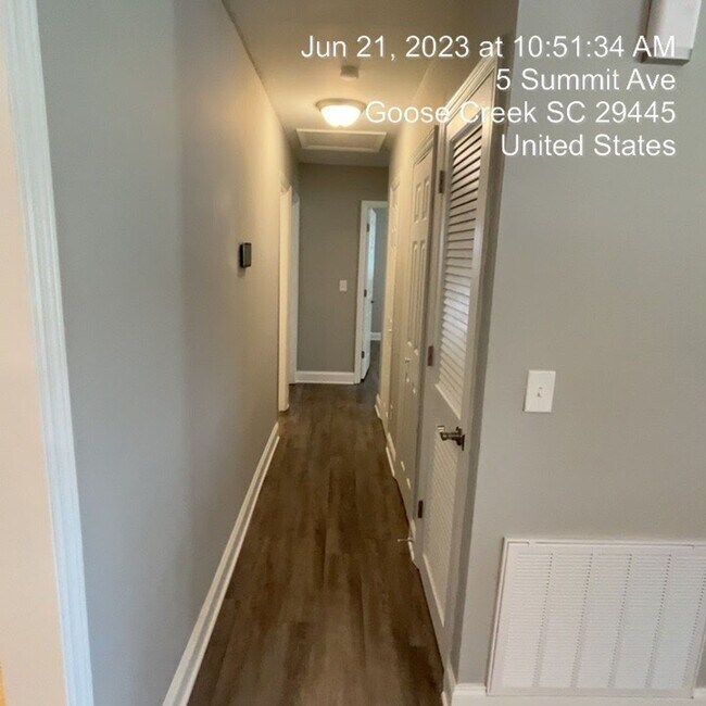 Building Photo - Relaxed Living with Spacious Yard in Goose...