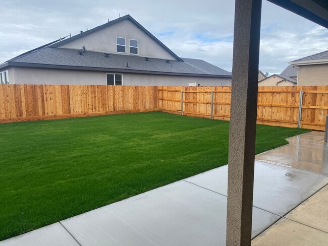 Building Photo - Newer 3 Bedroom 2 Bathroom Home in Tulare!