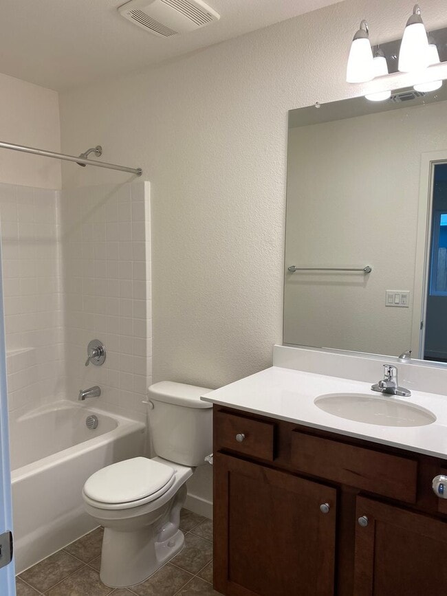 Building Photo - Modern 3-Bedroom, 2-Bath Home with Spaciou...