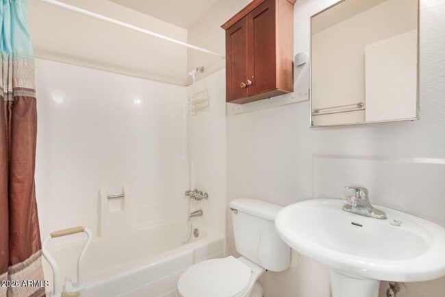 Building Photo - 516 W 9th St