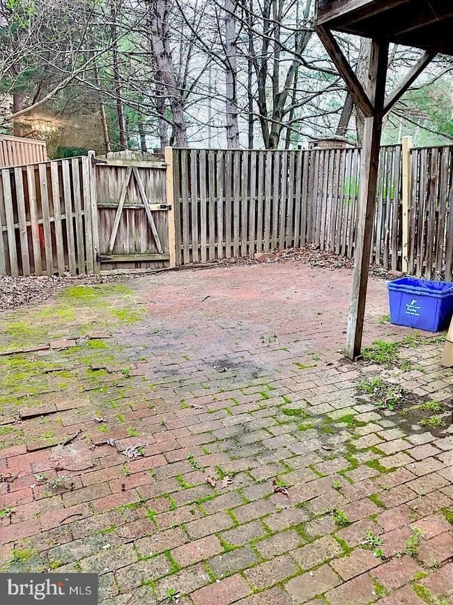 Building Photo - Welcome to this beautifully maintained brick end residence in the heart of Falls Church, where co...
