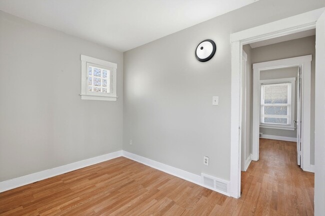 Building Photo - 1301 E Muir Ave