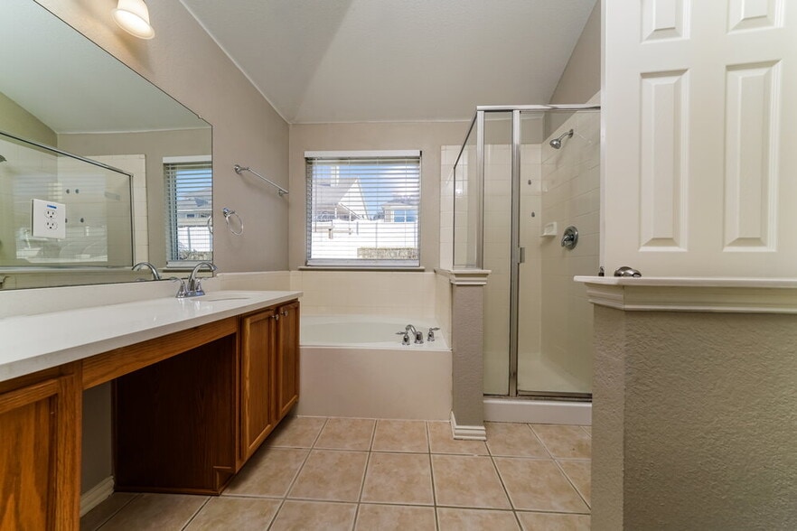Building Photo - 409 Creekview Dr