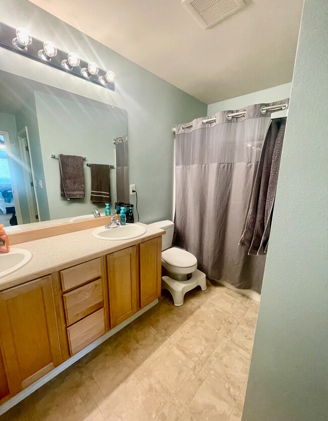 Building Photo - Fantastic 4 bedroom single family home wit...