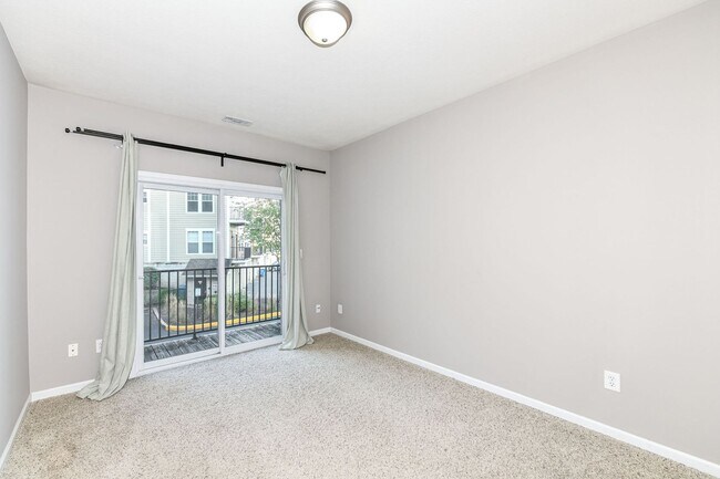 Building Photo - 2 Bed 2 Bath Townhome in Broad Ripple! Nature Trails!