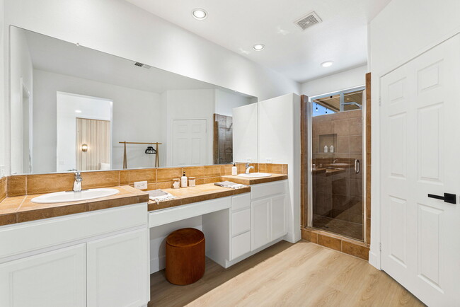 Double Vanity gives ample space for getting ready. - 80663 Martinique Ave