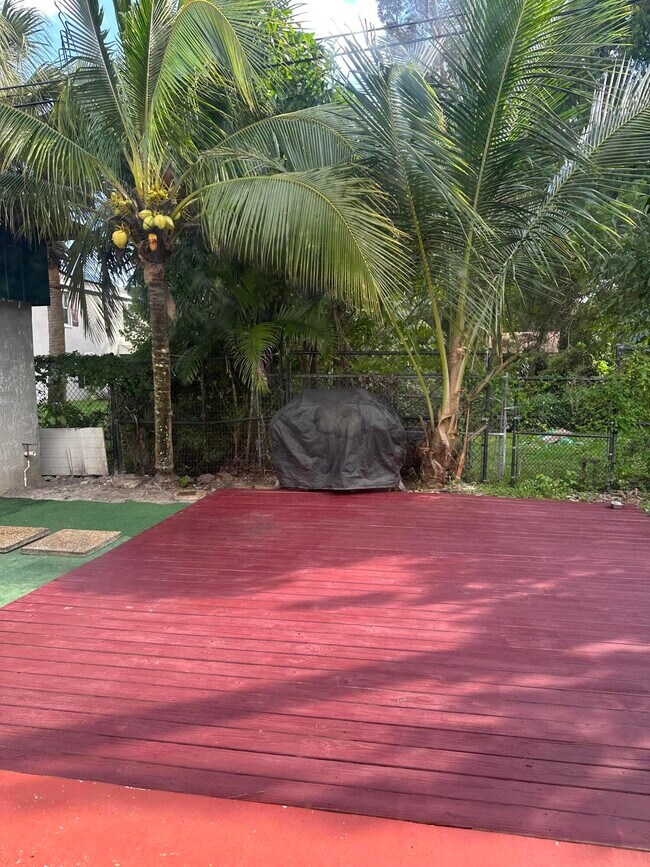 Building Photo - 4942 Dillon St