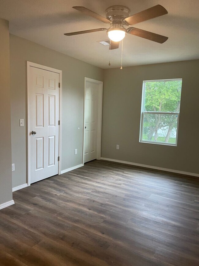 Building Photo - 801 N Nettleton Ave