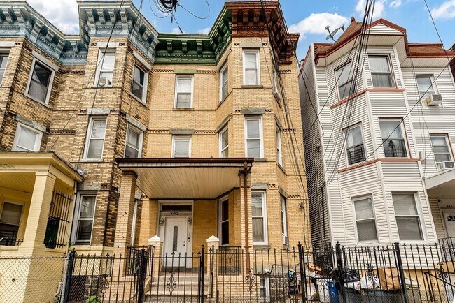 Building Photo - 393 Baldwin Ave