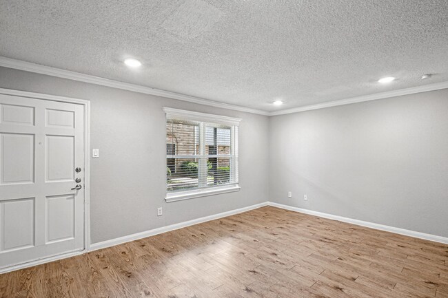 Building Photo - $599 first month's rent!