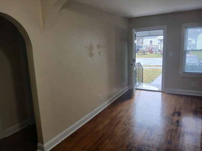 Building Photo - Nice 3 bedroom off of Taylor Blvd