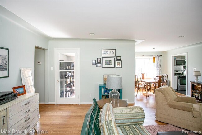 Building Photo - 4163 Amherst Rd