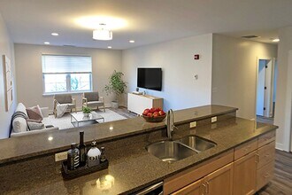 Building Photo - Avl 4/1 Updated 2BR in downtown Salem w/AC, w/d in unit!