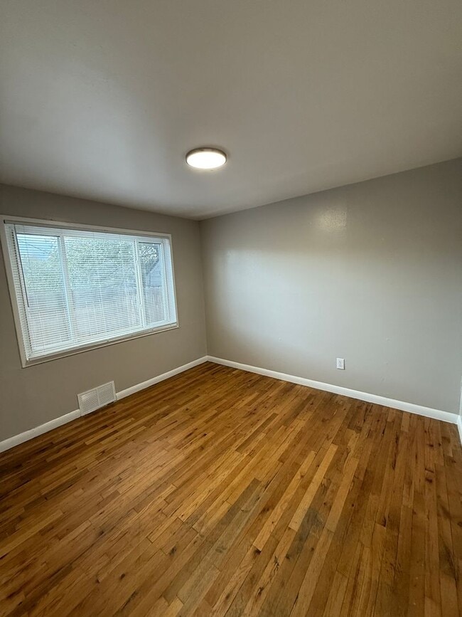 Building Photo - 433 Glen View Ct