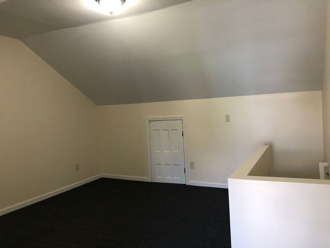Building Photo - Fantastic 4 Bedroom/ 1 Bath Renovated Home...