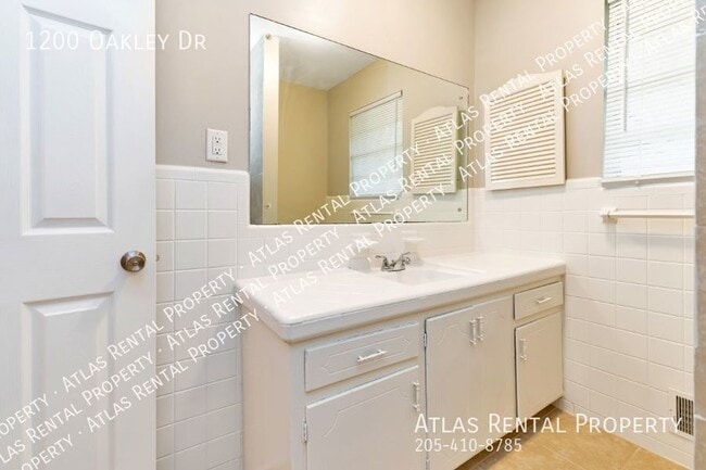 Building Photo - 1200 Oakley Dr