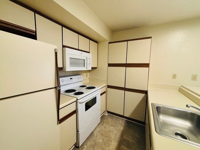Building Photo - 884 Newport Terrace
