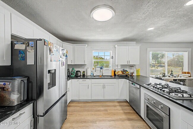 Building Photo - 2208 W San Miguel Ave