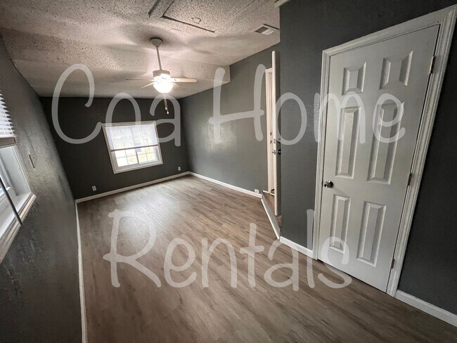 Building Photo - North East Side Home