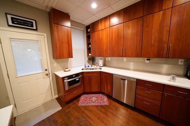 Building Photo - 1316 S 6th St