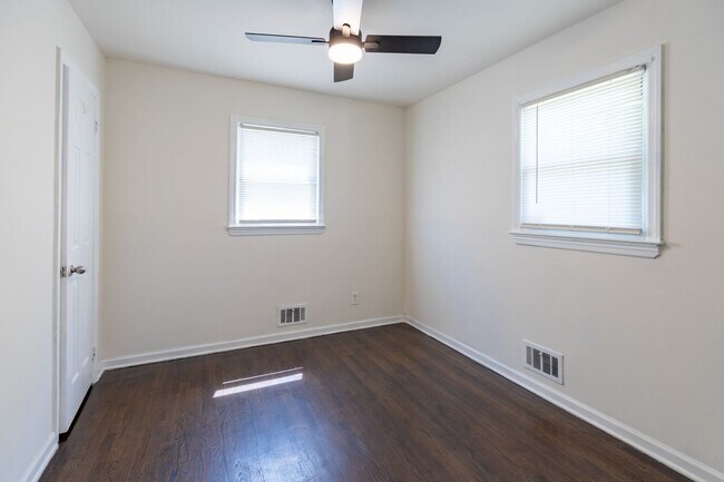 Building Photo - 4 bedrooms 1 bath
