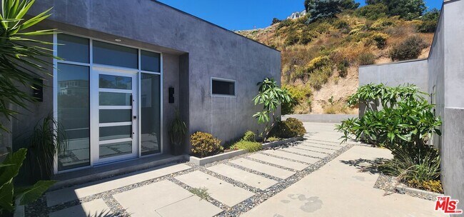 Building Photo - 1565 Glen Oaks Blvd