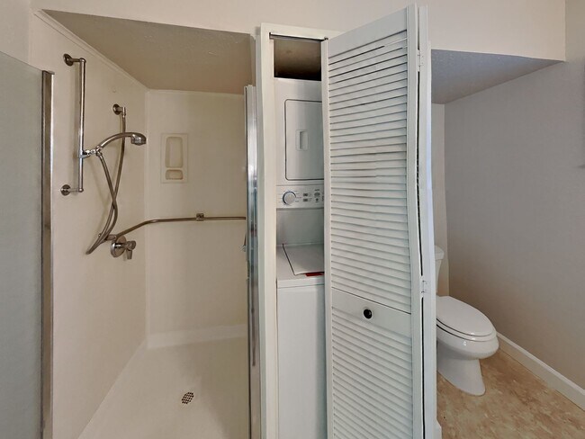 Building Photo - Spacious Rossmoor 2/2 Condo Available Now!