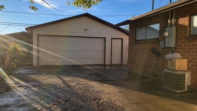 Building Photo - 1107 Topaz Dr