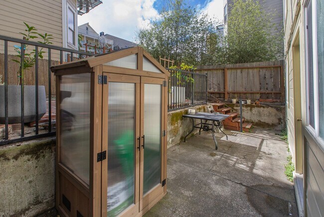 Building Photo - 1809 Oak St