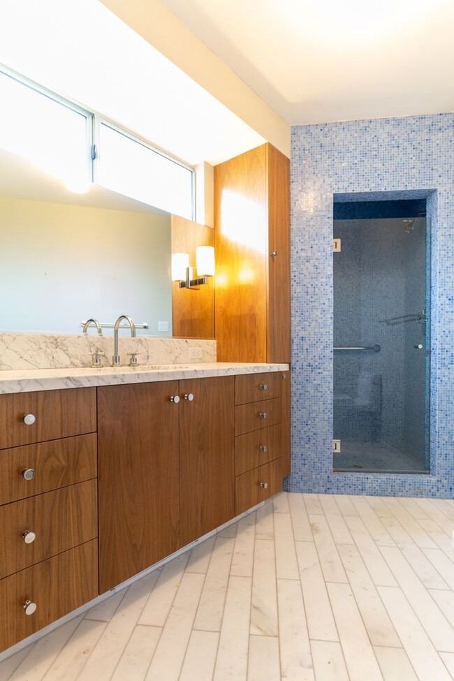 Building Photo - Beautiful 3b2b Home with Private Fenced Ya...