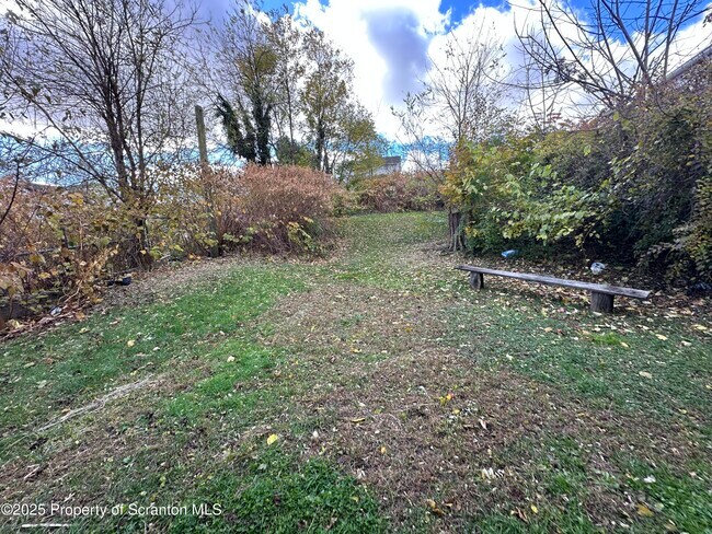 Building Photo - 568 Main St