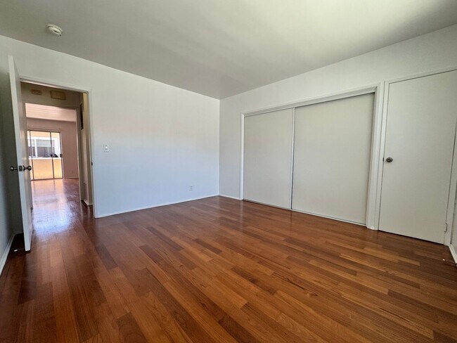Building Photo - One Bedroom Condo Near Trendy Montana Ave.