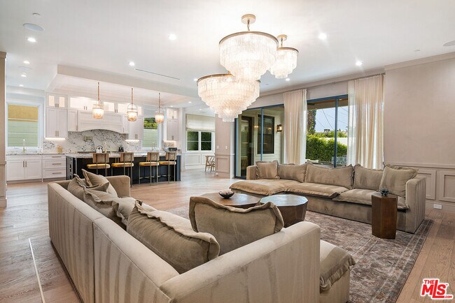 Building Photo - 418 N Poinsettia Pl