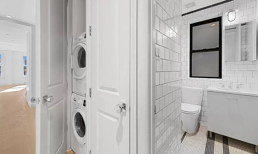 Building Photo - 199 W 10th St