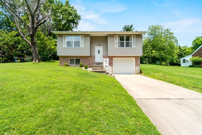 Primary Photo - Three Bedroom House Close To Campus