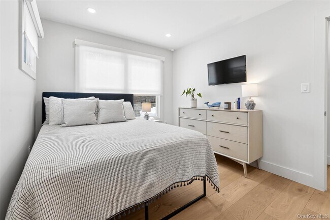 Building Photo - 6 W Landing Rd