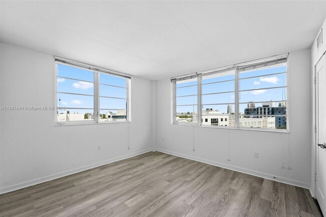 Building Photo - 910 West Ave