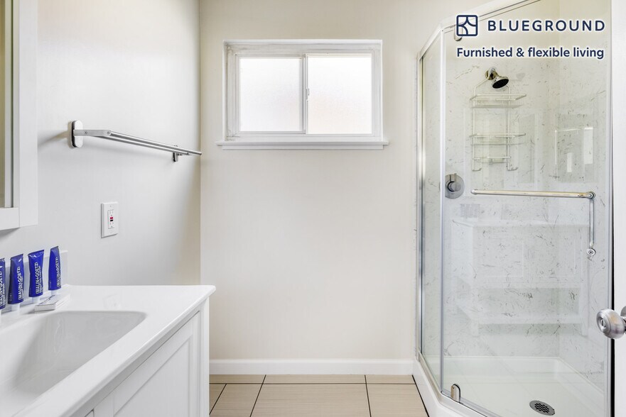 Building Photo - 837 Cowper St