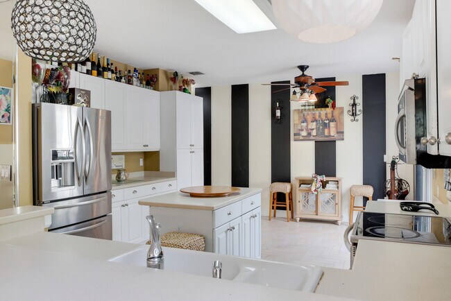 Building Photo - 2070 Chagall Cir