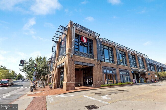 Building Photo - 3901 Tunlaw Rd NW