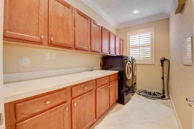 Building Photo - 8957 Sandy Crest Ln