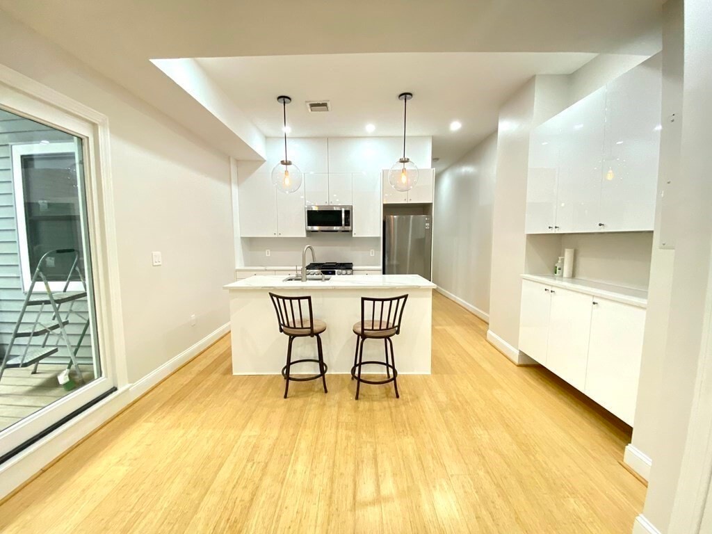 Building Photo - 258 W Broadway