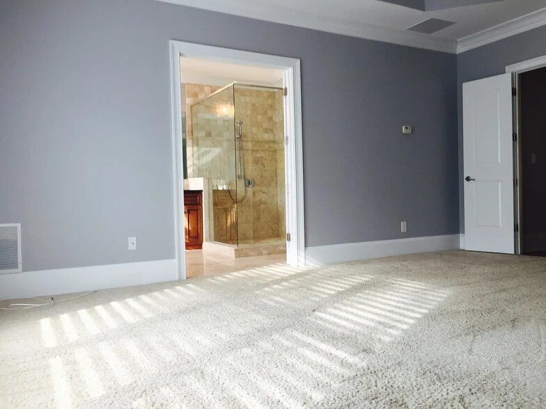 Building Photo - 4222 Rickenbacker Dr NE