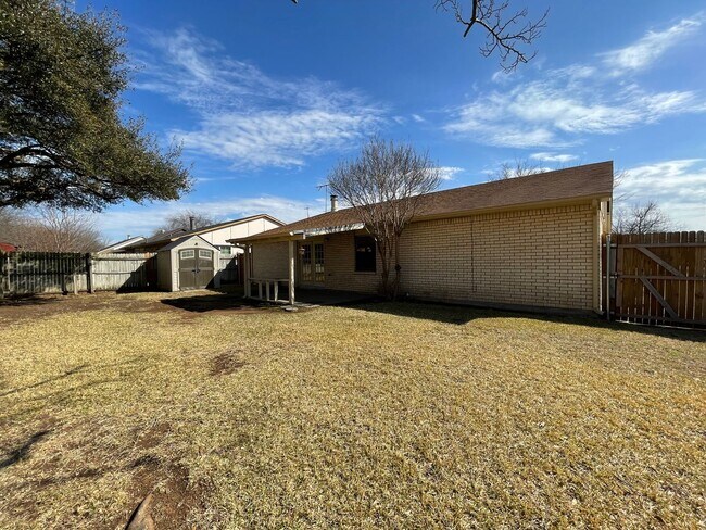 Building Photo - COMING SOON - SPACIOUS 3 BEDROOM 2 BATH BRICK HOME