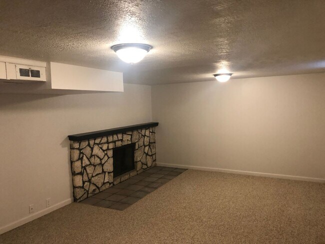 Building Photo - Beautiful Northside 3 Bedroom 2.5 Bath near the Indian Trail!