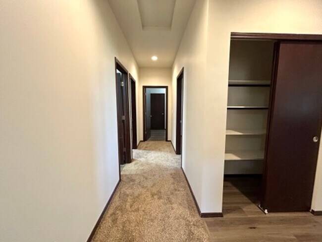 Building Photo - Beautiful Home with Quartz Countertops!