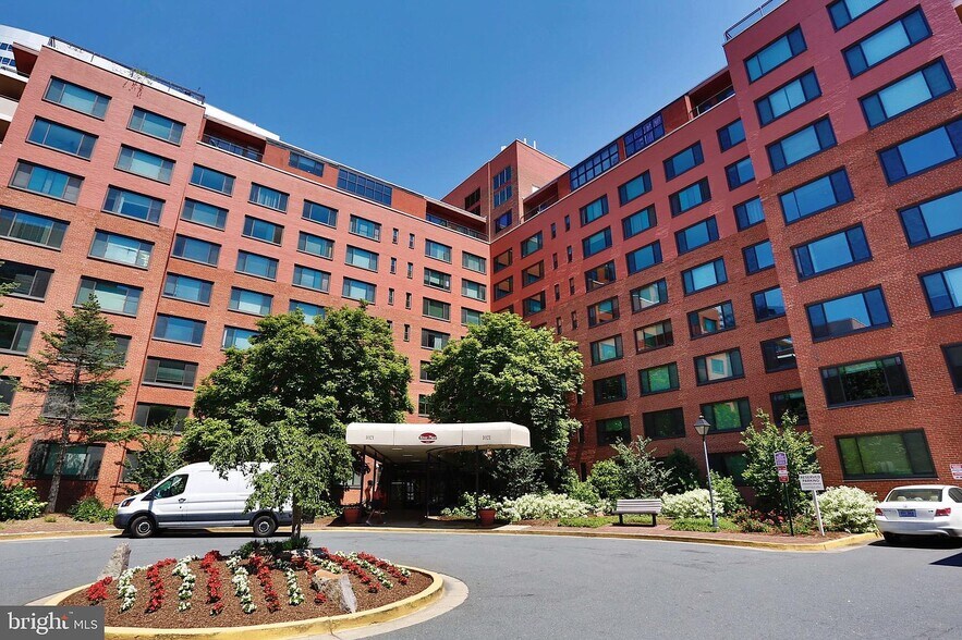 Building Photo - 1021 Arlington Blvd