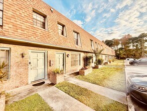 Building Photo - 2 Bed, 2.5 Bath Townhome