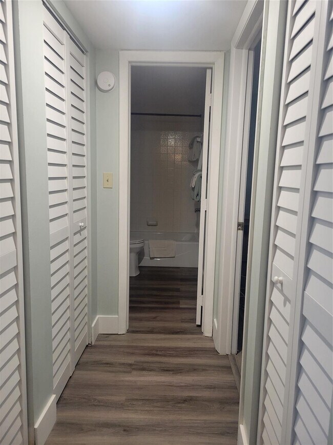 Building Photo - 3940 Inverrary Blvd